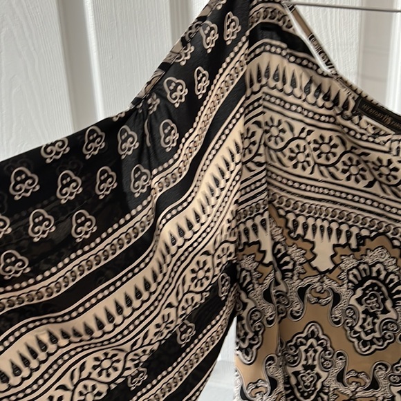 Light and airy top with string shoulders and flouncy sleeves - Picture 4 of 5